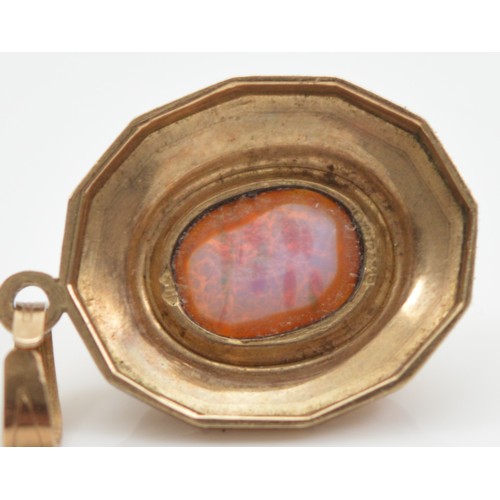 46 - A 9ct gold paste pendant, 20mm, 2.7g