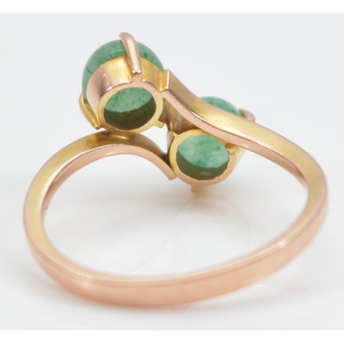 48 - A 14K gold aventurine cross over ring, O, 2.8g