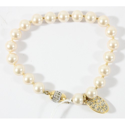 37 - Harrods, an imitation pearl bracelet from The Duchess of Windsor Collection, with box