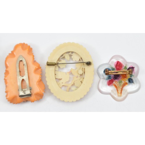 49 - A small collection of early plastic jewellery, to include a hinged bangle, brooches and a necklace