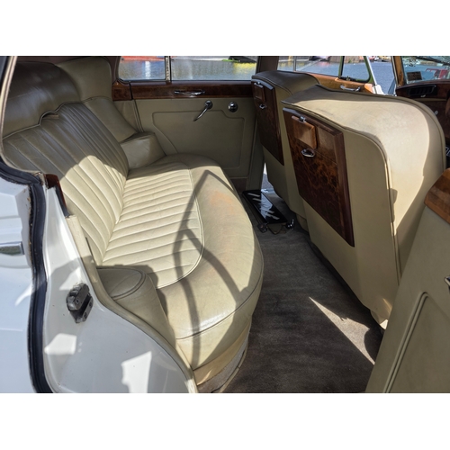 257 - 1961 Bentley S II/III, 6230cc. Registration number 556 XVM, )non transferrable). Chassis number B41 ... 