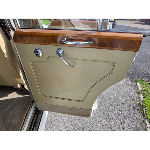 257 - 1961 Bentley S II/III, 6230cc. Registration number 556 XVM, )non transferrable). Chassis number B41 ... 