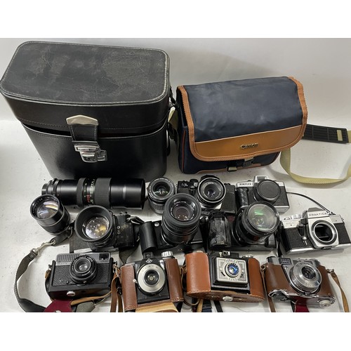 33 - A collection of film cameras to include a Ricoh Auto TLS EE, a Revue ML, a Canon EOS 500 and others.... 