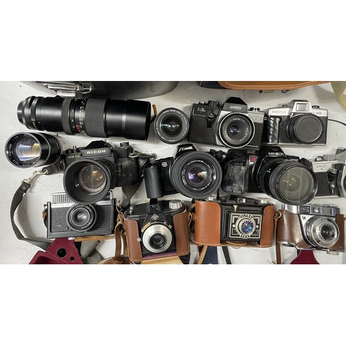 33 - A collection of film cameras to include a Ricoh Auto TLS EE, a Revue ML, a Canon EOS 500 and others.... 