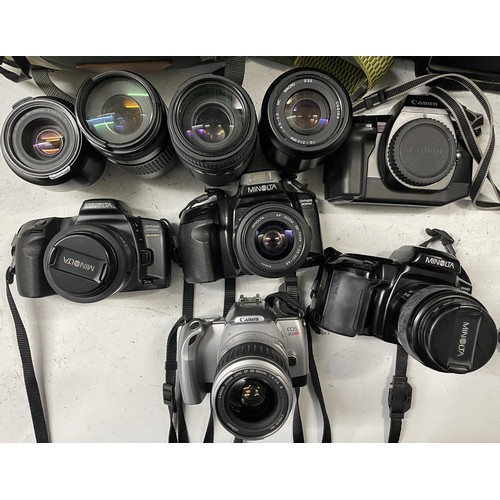 34 - A collection of film cameras to include a Minota Dynax 5xi, a Canon EOS 650, a Canon EOS 300 and oth... 