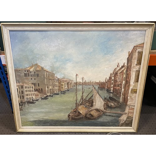 39 - A collection of mid to late twentieth century homewares to include, embossed brass wall plaques, pla... 