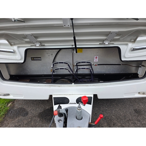 251 - 2018 Luna Ultima 544 caravan. Chassis number SGLS 000LUJ1039558.Sold with the service book, manuals,... 