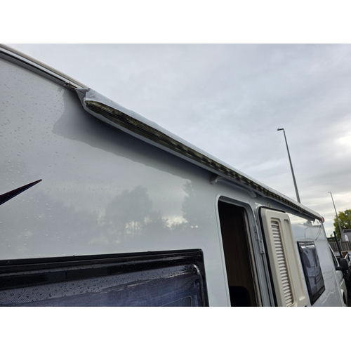 251 - 2018 Luna Ultima 544 caravan. Chassis number SGLS 000LUJ1039558.Sold with the service book, manuals,... 