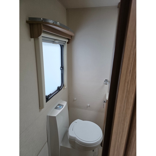 251 - 2018 Luna Ultima 544 caravan. Chassis number SGLS 000LUJ1039558.Sold with the service book, manuals,... 