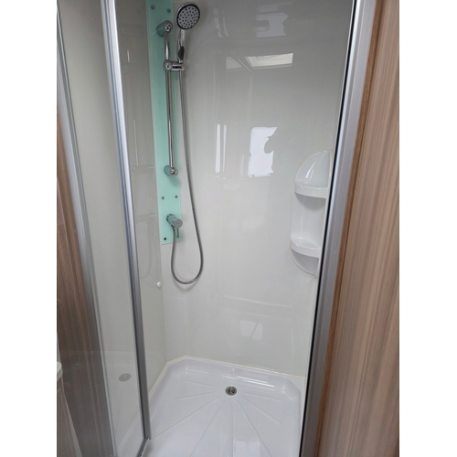 251 - 2018 Luna Ultima 544 caravan. Chassis number SGLS 000LUJ1039558.Sold with the service book, manuals,... 