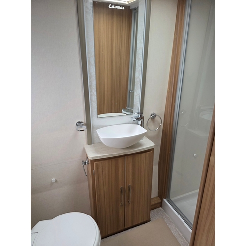 251 - 2018 Luna Ultima 544 caravan. Chassis number SGLS 000LUJ1039558.Sold with the service book, manuals,... 