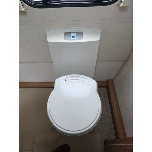 251 - 2018 Luna Ultima 544 caravan. Chassis number SGLS 000LUJ1039558.Sold with the service book, manuals,... 