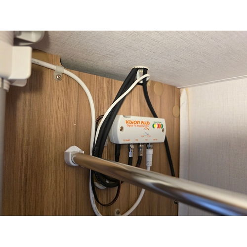 251 - 2018 Luna Ultima 544 caravan. Chassis number SGLS 000LUJ1039558.Sold with the service book, manuals,... 
