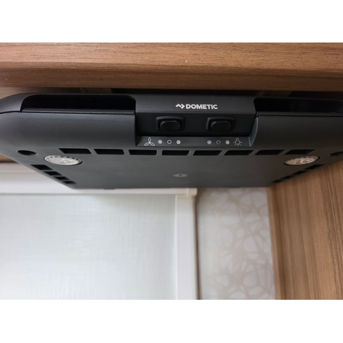 251 - 2018 Luna Ultima 544 caravan. Chassis number SGLS 000LUJ1039558.Sold with the service book, manuals,... 