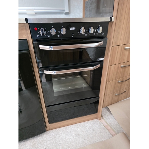 251 - 2018 Luna Ultima 544 caravan. Chassis number SGLS 000LUJ1039558.Sold with the service book, manuals,... 