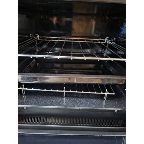 251 - 2018 Luna Ultima 544 caravan. Chassis number SGLS 000LUJ1039558.Sold with the service book, manuals,... 
