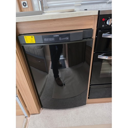 251 - 2018 Luna Ultima 544 caravan. Chassis number SGLS 000LUJ1039558.Sold with the service book, manuals,... 