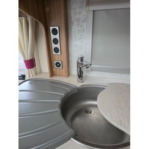 251 - 2018 Luna Ultima 544 caravan. Chassis number SGLS 000LUJ1039558.Sold with the service book, manuals,... 