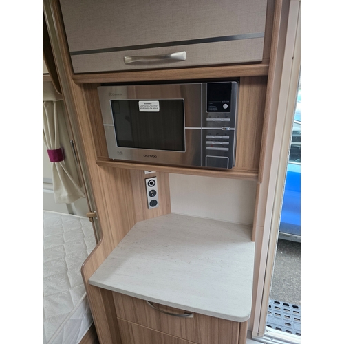 251 - 2018 Luna Ultima 544 caravan. Chassis number SGLS 000LUJ1039558.Sold with the service book, manuals,... 