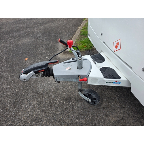 251 - 2018 Luna Ultima 544 caravan. Chassis number SGLS 000LUJ1039558.Sold with the service book, manuals,... 