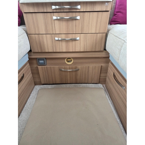 251 - 2018 Luna Ultima 544 caravan. Chassis number SGLS 000LUJ1039558.Sold with the service book, manuals,... 