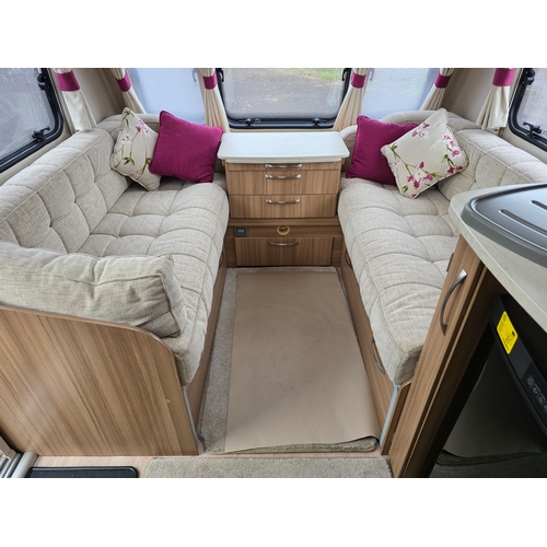 251 - 2018 Luna Ultima 544 caravan. Chassis number SGLS 000LUJ1039558.Sold with the service book, manuals,... 