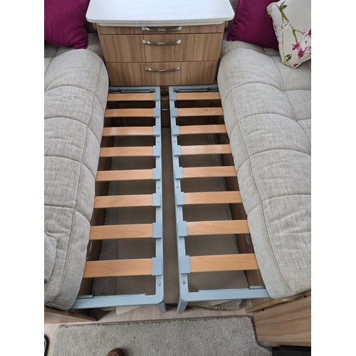 251 - 2018 Luna Ultima 544 caravan. Chassis number SGLS 000LUJ1039558.Sold with the service book, manuals,... 
