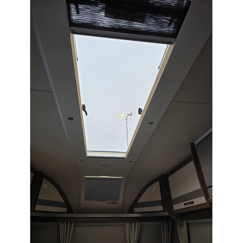251 - 2018 Luna Ultima 544 caravan. Chassis number SGLS 000LUJ1039558.Sold with the service book, manuals,... 