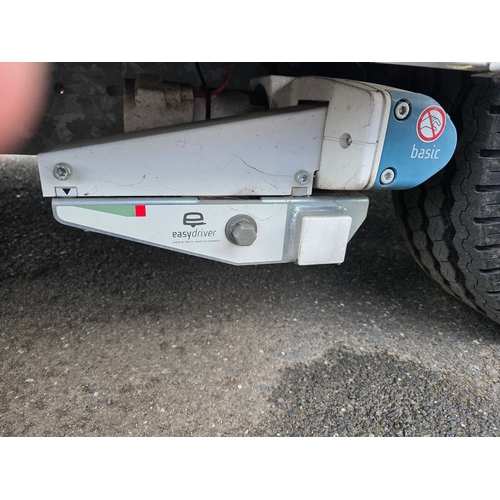 251 - 2018 Luna Ultima 544 caravan. Chassis number SGLS 000LUJ1039558.Sold with the service book, manuals,... 