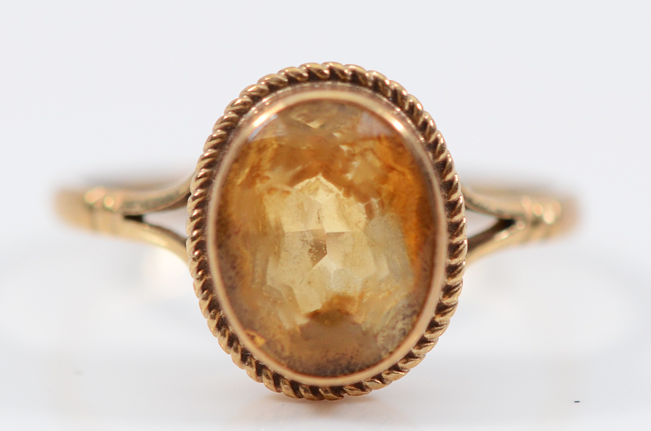 A 9ct gold cintrine solitaire ring, Birmingham 1981, M 1/2, 2g