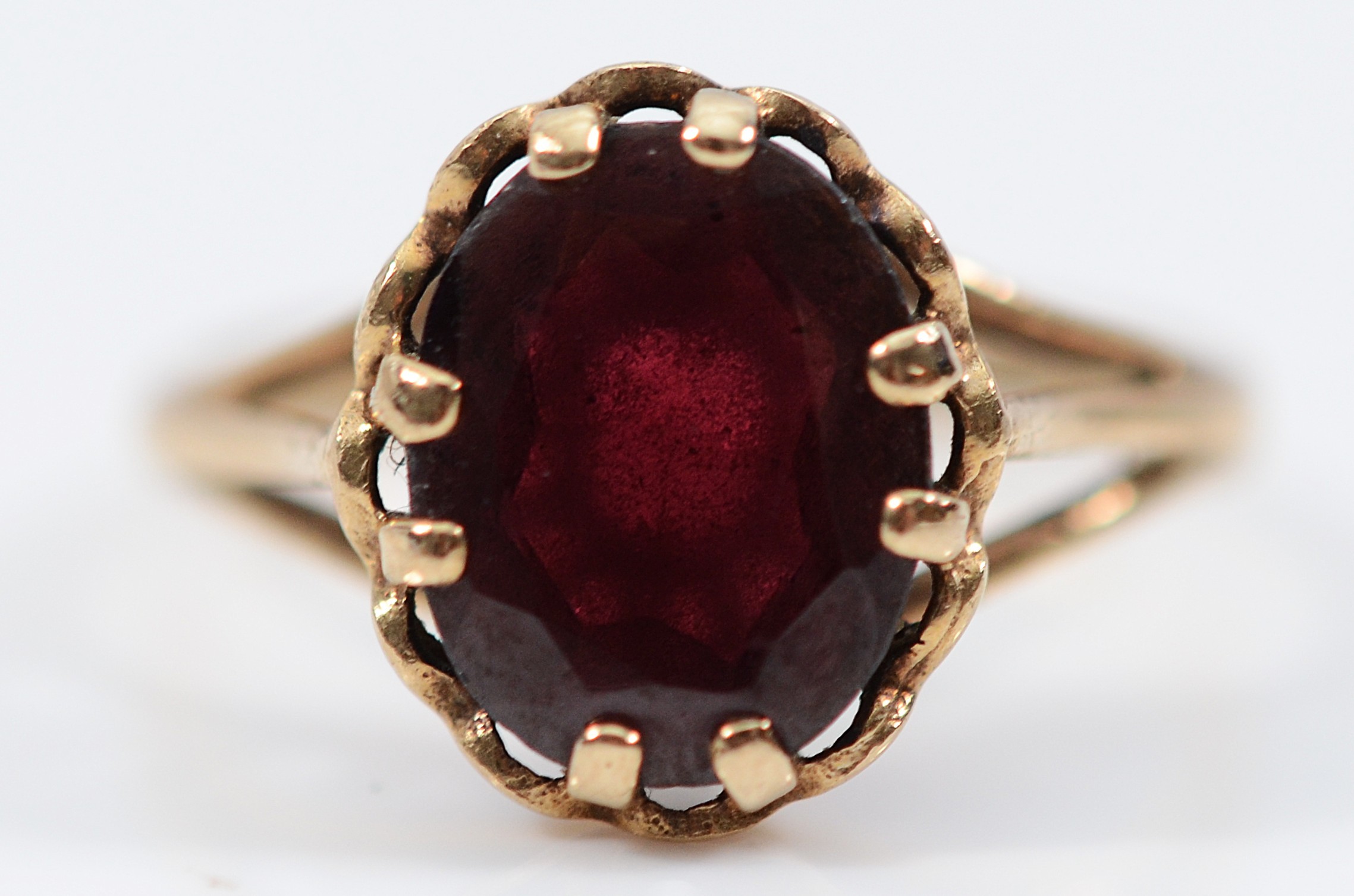 A 9ct gold garnet solitaire ring, Edinburgh 1978, I, 2g