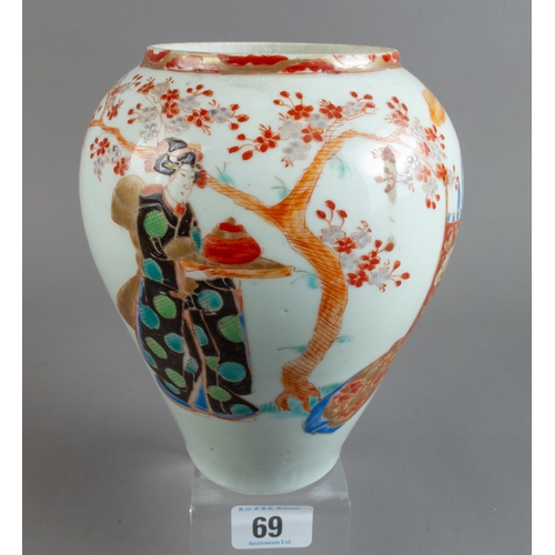 69 - JAPANESE 19TH C KUTANI VASE FEATURING A SAMURAI WITH GEISHAS 17CM