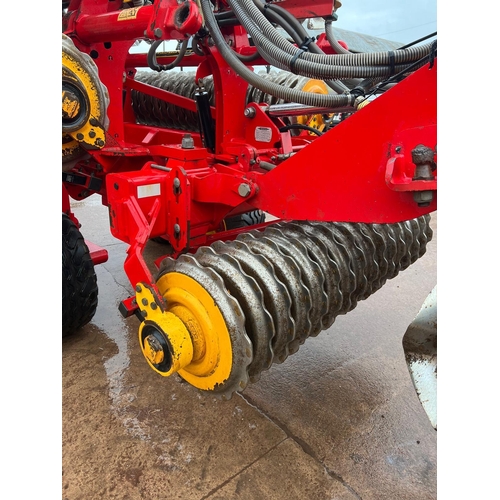 111 - VADERSTAD CARRIER 650
2020, 6m width, Cross cutter discs, Straw Rake