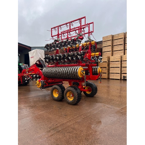 111 - VADERSTAD CARRIER 650
2020, 6m width, Cross cutter discs, Straw Rake