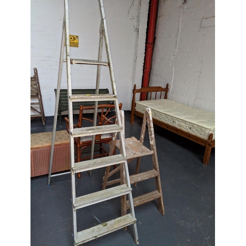 555 - 2 sets of step ladders