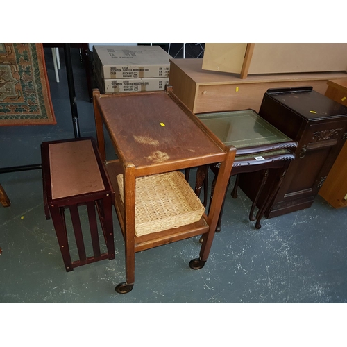 800 - Quantity of small furniture to include a glass topped nest of tables