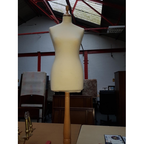 816 - Mannequin on stand