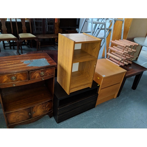 686 - A quantity of furniture to including 2 drawer cabinet, coffee table etc