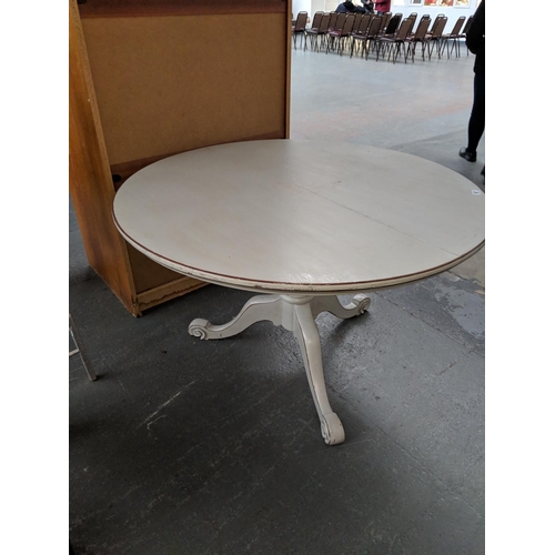 687 - A circular tilt top dining table