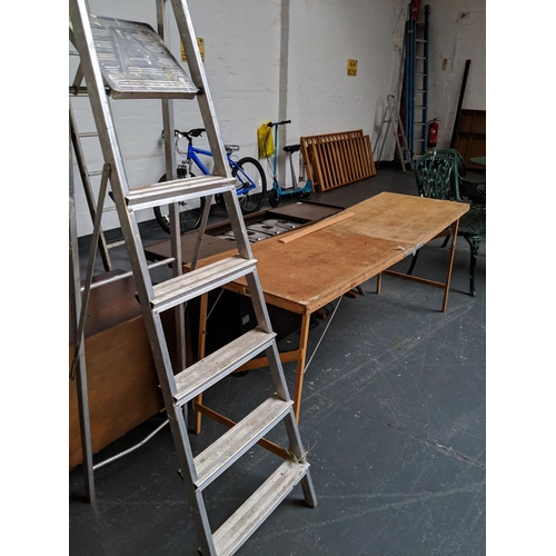 697 - Pasting table and set of step ladders