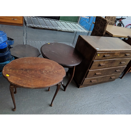 550 - Three occasional tables and an oak veneered 4 drawer chest of drawers