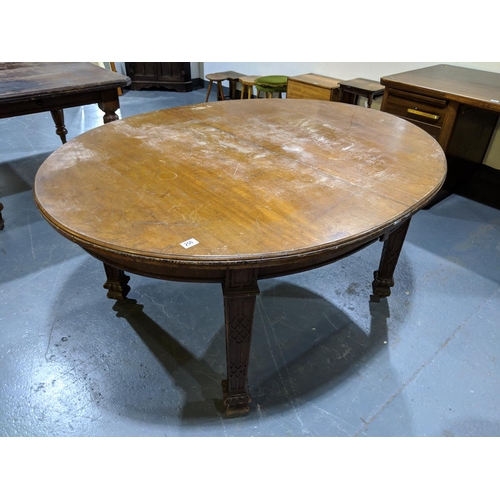 250 - Mahogany oval dining table