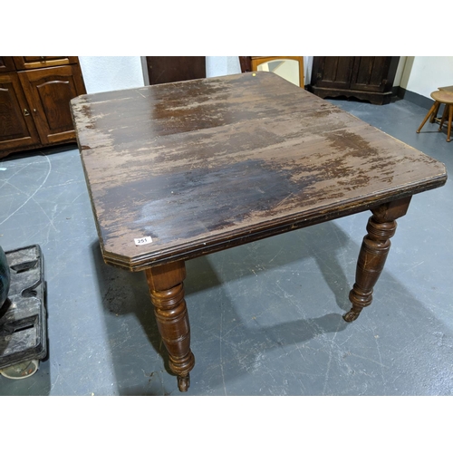 251 - A large Victorian table