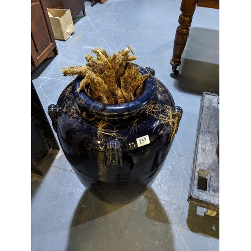 252 - A large glazed garden urn/ planter