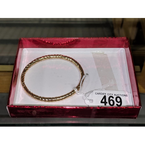 469 - A 9k gold bangle - 9 grams