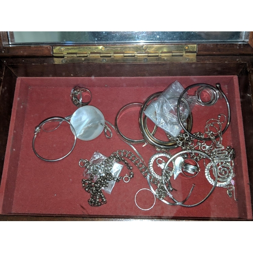 386 - A collection of silver jewellery