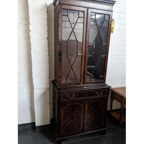 521 - A mahogany effect bookcase cabinet