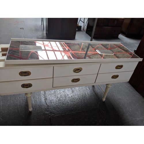 532 - A white dressing table
