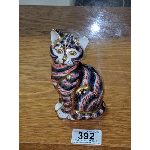 392 - A Royal Crown Derby Imari paperweight cat with gold button