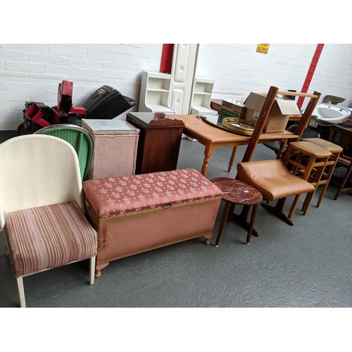 542 - Two vintage tall stools, a side table, lloyd loom style furniture etc.